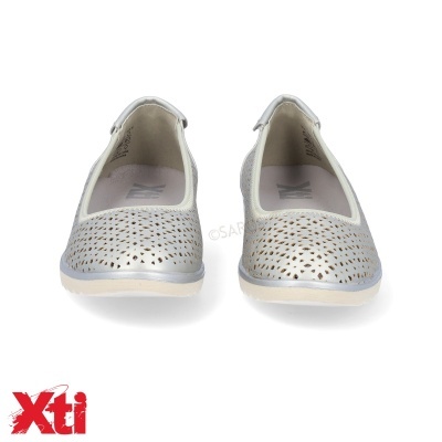 Sapatos bailarina cinza claro com recortes e sola branca