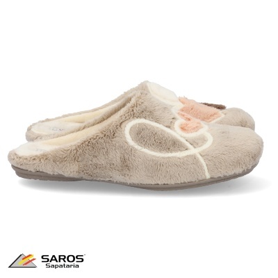 Chinelos felpudos castanhos claros com padrão branco e rosa, fundo branco, logótipo SAROS Sapataria