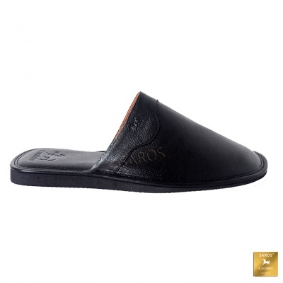 Chinelo masculino preto em pele com sola preta e logótipo SAROS