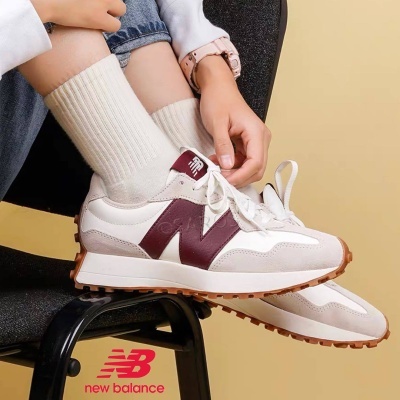 Ténis New Balance brancos e castanhos com sola de borracha castanha