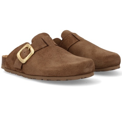 Mules em camurça castanha com fivela dourada e sola castanha