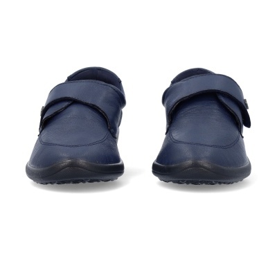 Par de sapatos azuis escuros com fecho de velcro sobre fundo branco