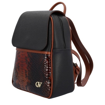 Mochila preta e castanha com textura imitação pele de cobra e logo CV dourado