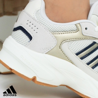 Ténis Adidas brancos, cinza claro e azul escuro com sola branca e detalhes castanho claro