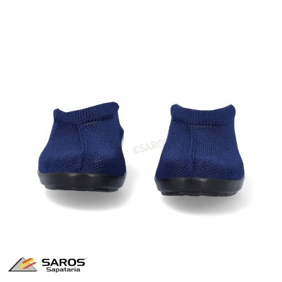 Sapatilhas tipo meias azuis com sola preta, em fundo branco