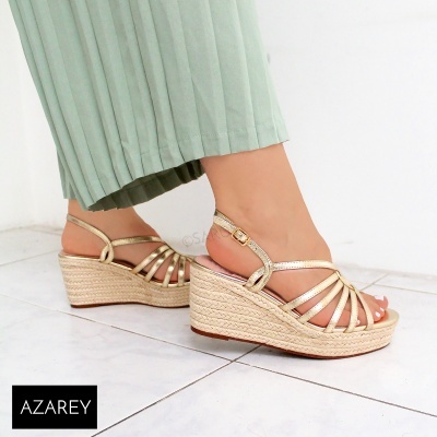 Sandálias de cunha douradas com tiras cruzadas e sola de cortiça