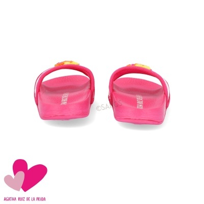 Chinelos rosa fúcsia com flor amarela vistos por trás