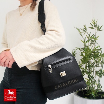 Mala preta CAVALINHO com alça preta a ser usada