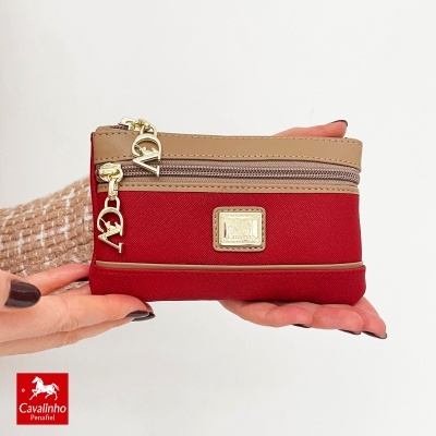 Carteira vermelha com detalhes bege e fecho com puxadores dourados