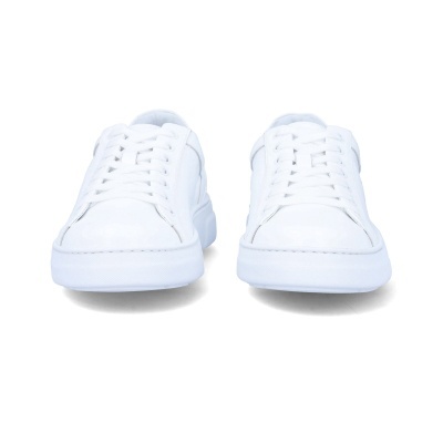 Par de ténis brancos minimalistas com atacadores