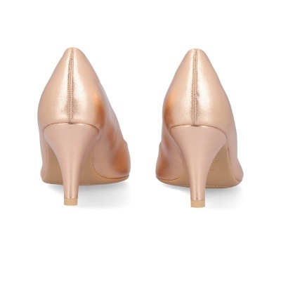 Sapatos de salto médio cor rose gold vistos de trás