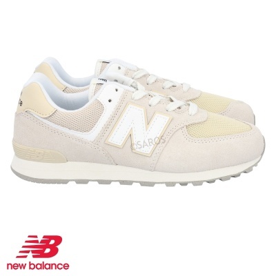 Ténis New Balance bege e branco com logo 'N' e sola de borracha