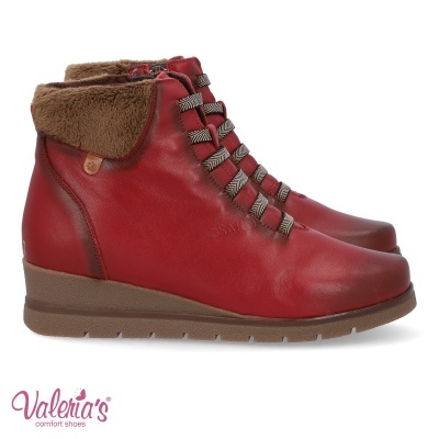 Botas de couro vermelhas com forro peludo castanho e atacadores