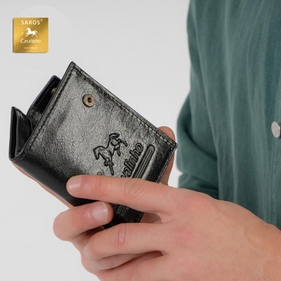 Carteira preta de couro com relevo de logo de cavalo