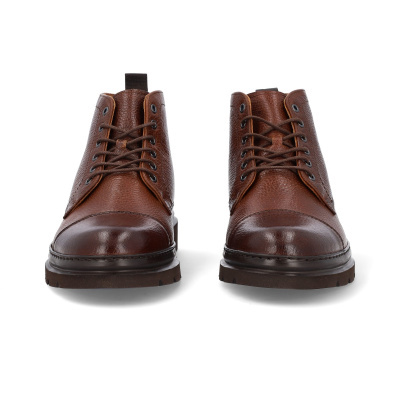 Botas castanho escuro em pele com atacadores e sola preta