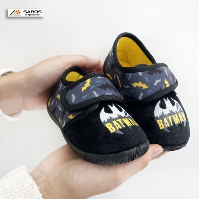 Sapatilhas infantis pretas com padrão de morcegos e logótipo do Batman