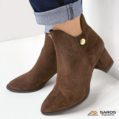 Botas castanhas de camurça com salto quadrado e botão dourado