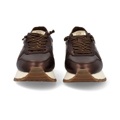 Sapatilhas masculinas marrons com atacadores e solas brancas