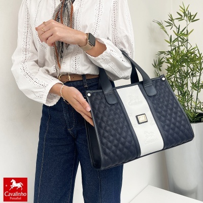 Mala de mão Cavalinho preta e branca em padrão matelassé