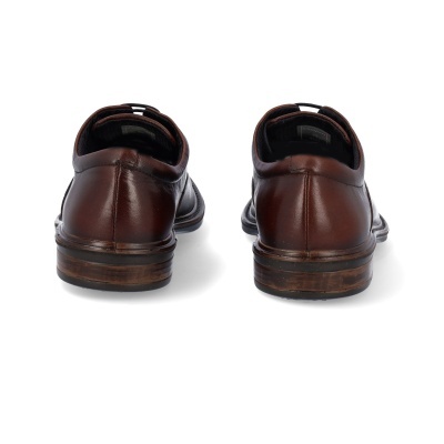 Par de sapatos de couro castanho escuro vistos de trás