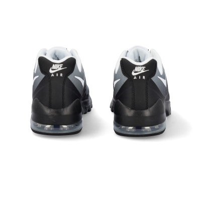 Ténis Nike Air pretos e cinzentos vistos de trás