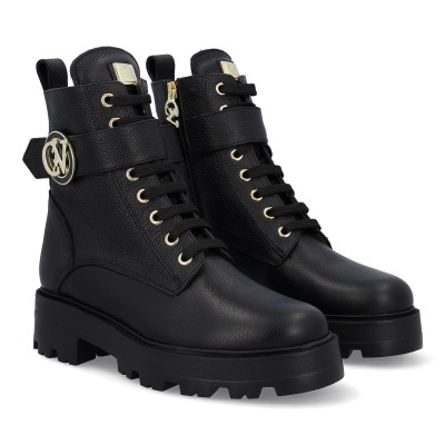 Botas pretas de couro com atacadores e detalhes dourados