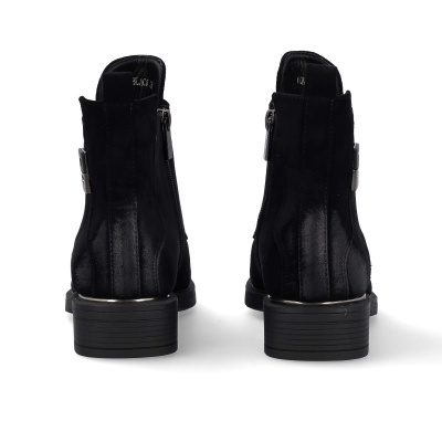 Botas pretas de salto baixo vistas por trás