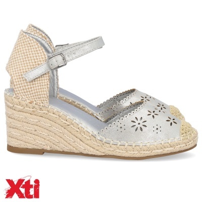 Sandália de cunha prateada com detalhes florais e salto de corda