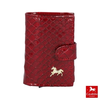 Carteira vermelha com textura tipo pele de réptil e detalhe dourado de cavalo