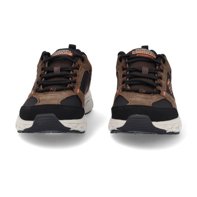 Sapatilhas castanhas e pretas com sola branca