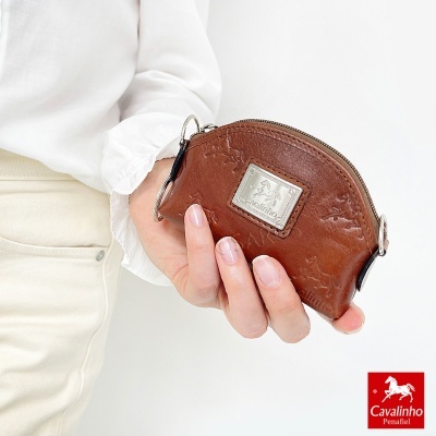 Carteira ou porta-moedas pequeno castanho em pele com placa metálica e textura embutida