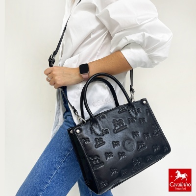 Mala preta de couro com padrão relevo de cavalos e logotipo C