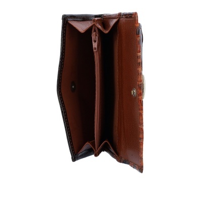 Carteira aberta em couro castanho com compartimentos internos e fecho de botão