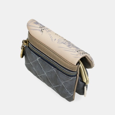Mala pequena bege com estampado azul e secção cinzenta com padrão de linha branca