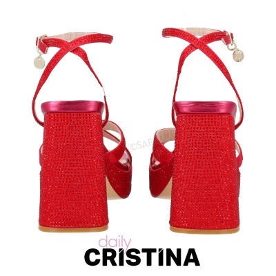 Sandálias vermelhas com salto alto quadrado e tiras cruzadas no tornozelo