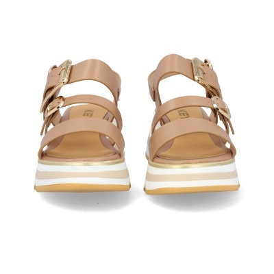 Sandálias femininas bege com tiras e fivelas douradas