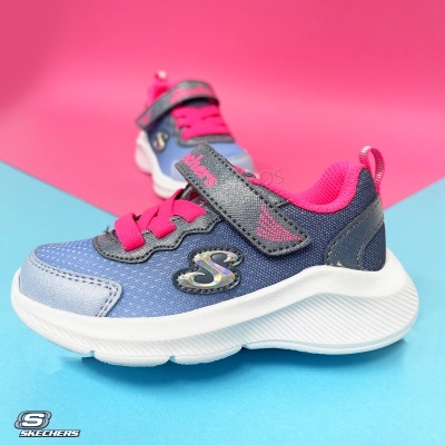 Ténis infantis Skechers azul e rosa com sola branca e fecho em velcro.