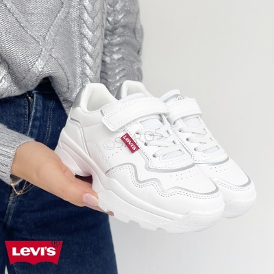Ténis brancos Levis com fecho de velcro e etiqueta vermelha com logo