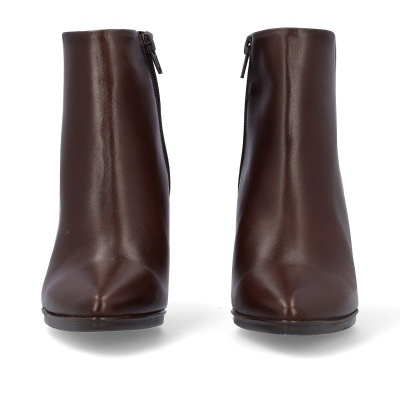 Botins castanhos de pele com fecho lateral