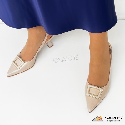 Sapatos de salto médio verniz bege com fivela dourada e vestido azul escuro