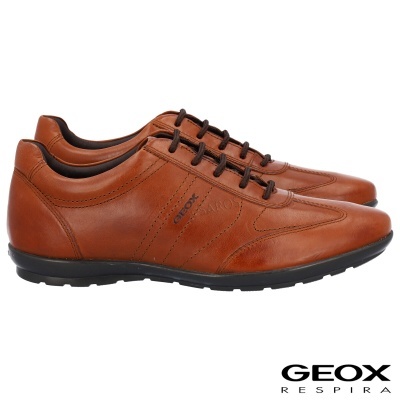Sapatos masculinos Geox castanhos em pele com sola preta e atacadores pretos
