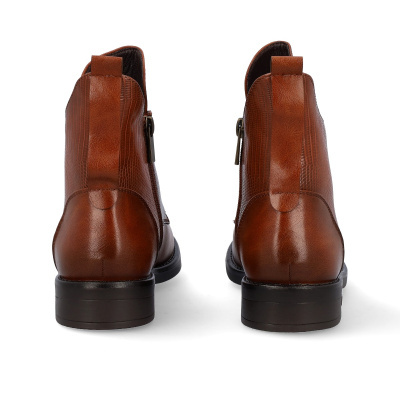 Botins castanhos em pele com sola preta vistos de trás