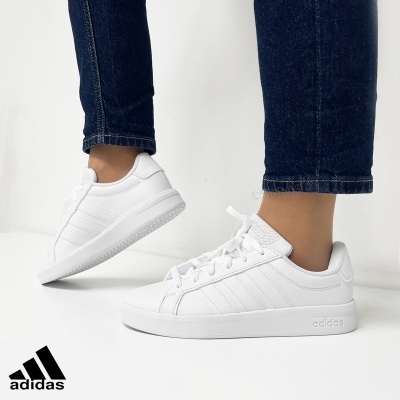 Ténis desportivos Adidas brancos com três riscas laterais e sola branca