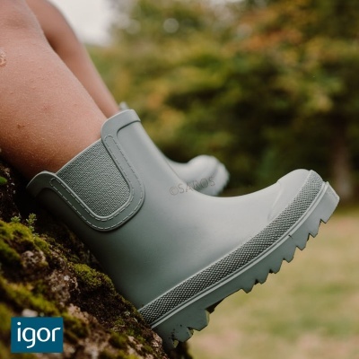 Botas de chuva cinzentas com elástico lateral em ambiente natural