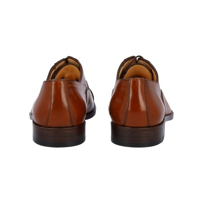 Sapatos de pele castanha vistos de trás