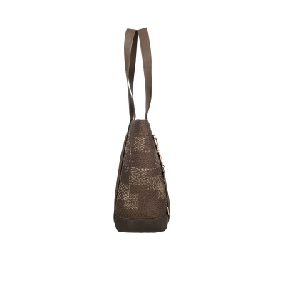 Mala tote castanha com padrão xadrez e textura tipo couro de cobra vista de lado