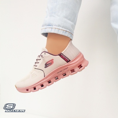Sapatilha Skechers cor de rosa clara com sola rosa e detalhes em malha