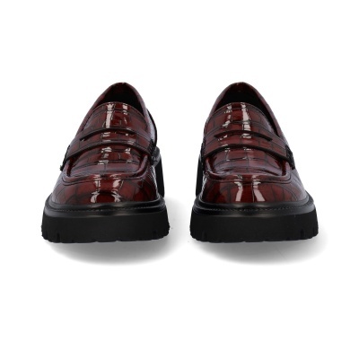 Sapatos masculinos castanho avermelhado com padrão pele de crocodilo e solado preto