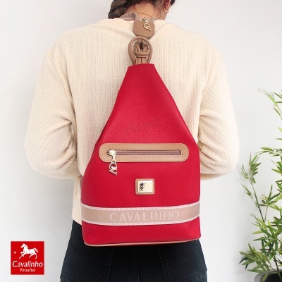 Mochila vermelha com detalhes em bege e logotipo Cavalinho