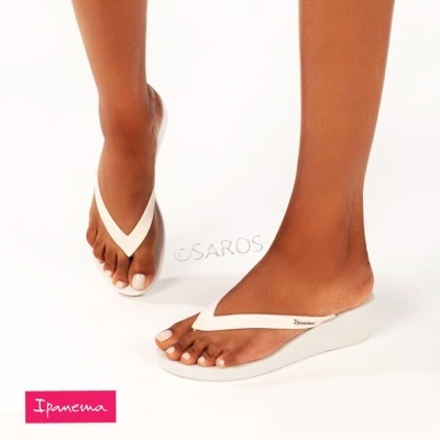 Chinelos de dedo Ipanema brancos com sola wedge usados por pessoa